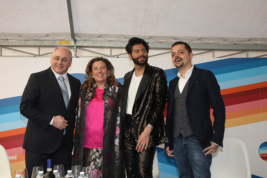Festival della TV e dei Nuovi Media 2019_234.jpg - Real Time, la Tv delle meraviglie Un  racconto di storie e persone reali con contenuti attuali e uno stile innovativo in costante evoluzione,  ci porta con i suoi protagonisti nel mondo meraviglioso di due programmi divenuti ormai cult:  “Il Castello delle cerimonie” e “Il Salone delle Meraviglie”.Federico Lauri, Imma Polese, Gesualdo Vercio con Alessandra Comazzi.